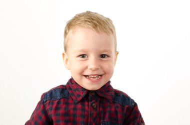 Mutlu küçük çocuk stüdyoda oynuyor.