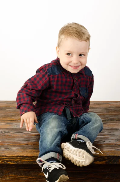 Mutlu küçük çocuk stüdyoda oynuyor.