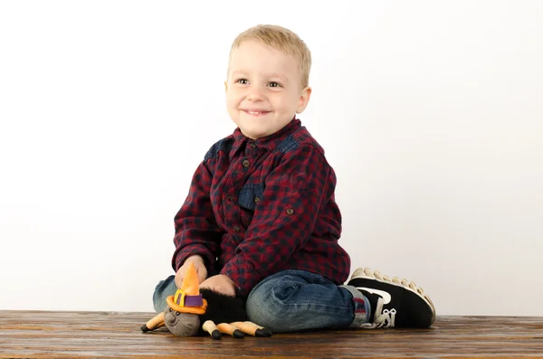 Счастливый Мальчик Играет Студии — стоковое фото