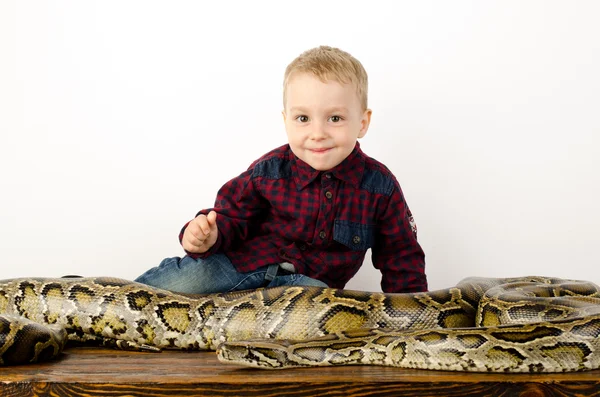 Petit Garçon Jouant Avec Serpent Géant — Photo