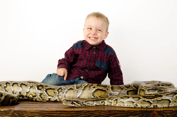 Petit Garçon Jouant Avec Serpent Géant — Photo