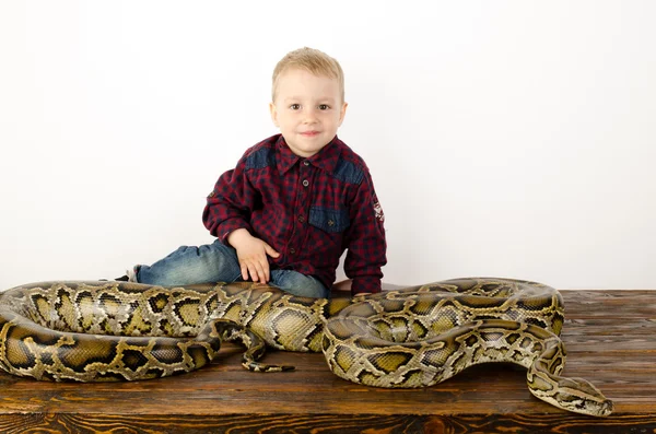 小男孩在玩一条大蛇 — 图库照片