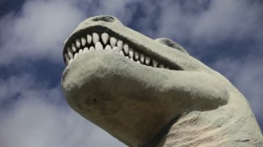 Bulutlar Tyrannosaurus Rex heykelini geçmek