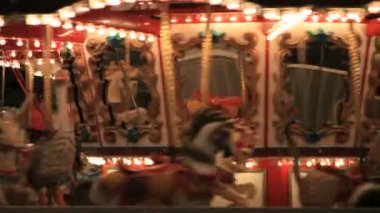 At atlıkarınca çocuklu 