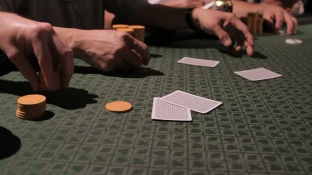 Jugadores jugando póquer — Vídeo de stock