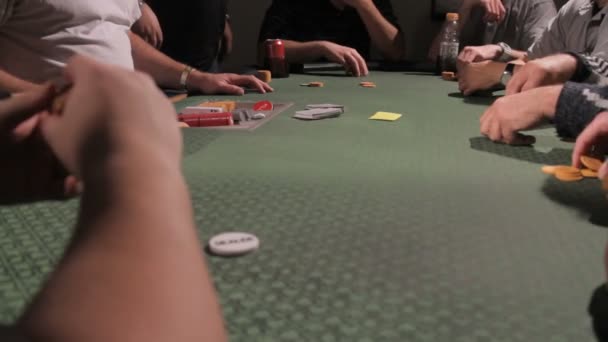 Tavolo da poker con fiches e carte — Video Stock