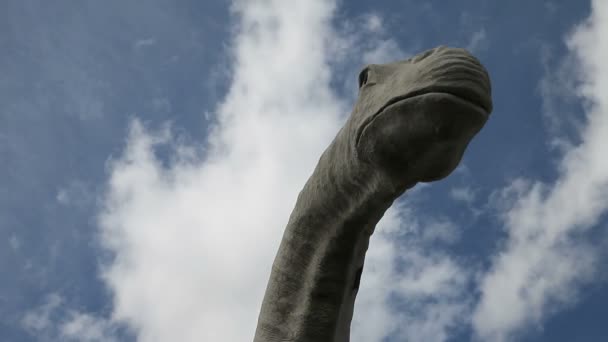 Wolken voorbij brontosaurus beeldhouwkunst — Stockvideo