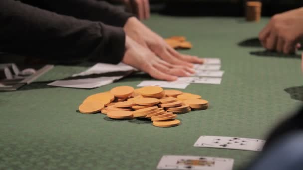 Mesa de poker com fichas e cartas — Vídeo de Stock