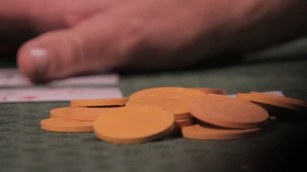 Mesa de póquer con fichas y cartas — Vídeos de Stock