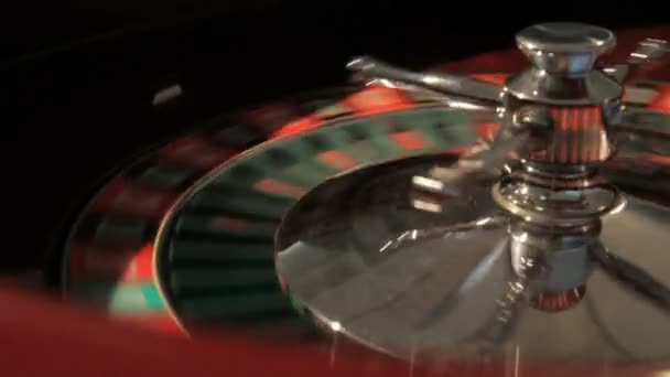 Dealern börjar roulettehjulet — Stockvideo