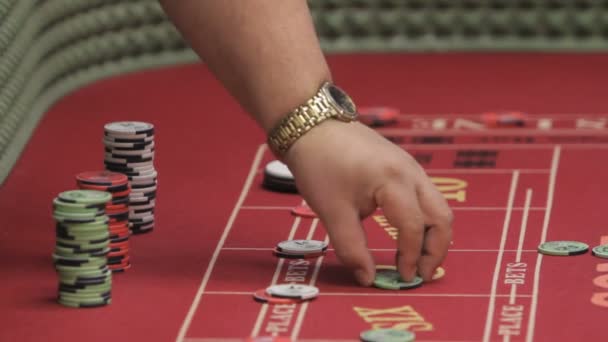 Gambler sätter upp bet på en crap bord — Stockvideo