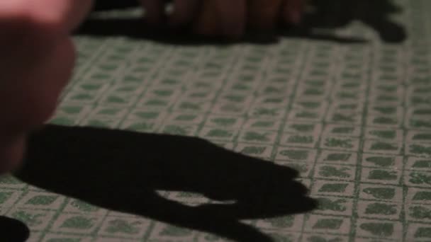 Игрок делает ставку на фишки для покера — стоковое видео
