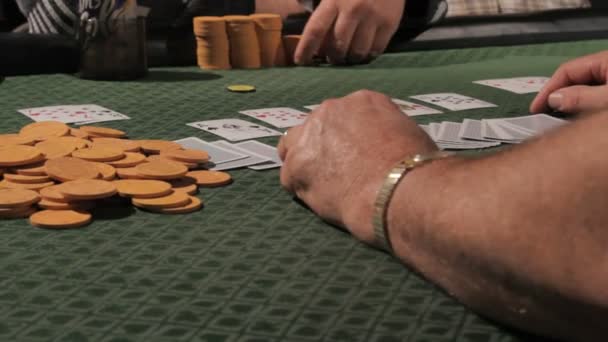 Дилер снимает фишки для покера со стола — стоковое видео