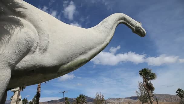 Vezetője a brontosaurus szobor Cabazon — Stock videók