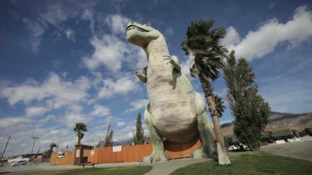 Las nubes pasan por la escultura Tyrannosaurus Rex — Vídeos de Stock