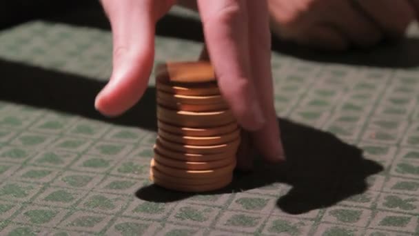 Hand gehannes met poker chips — Stockvideo