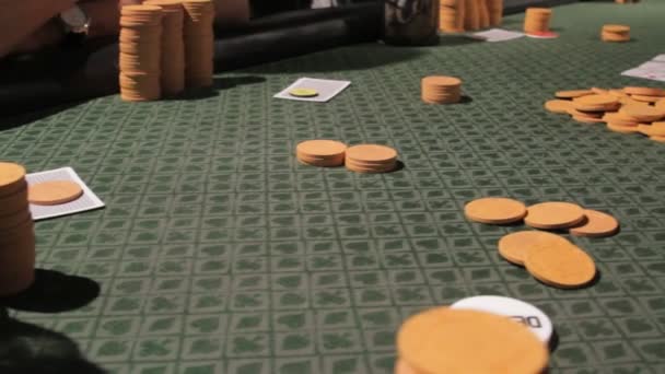 Fichas de poker em uma mesa de jogo — Vídeo de Stock