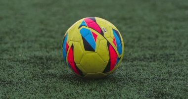 oyuncu tekme futbol topu