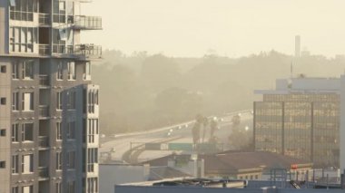 Şehir içinde güneşli gün