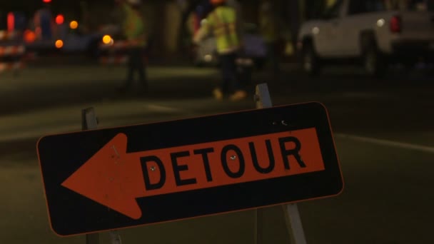 Señal de carretera naranja desvío — Vídeo de stock