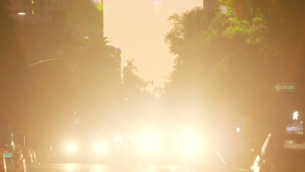 街上的眩目车灯 — 图库视频影像
