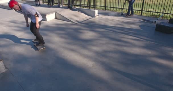 Skater macht Trick auf Skateboard — Stockvideo