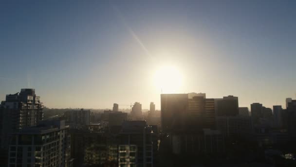 Atardecer Deslumbramiento contra edificios de apartamentos — Vídeo de stock