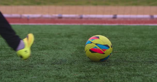 Jogador chutando bola de futebol — Vídeo de Stock