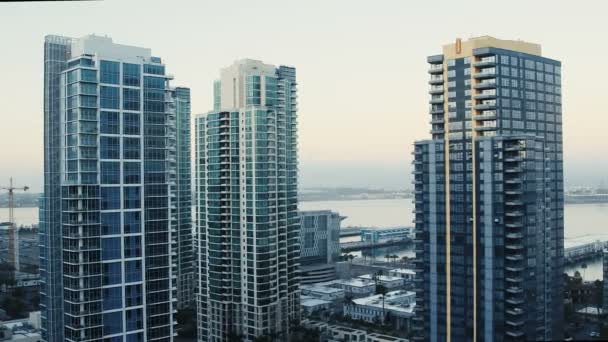 Prédios de apartamentos perto do porto — Vídeo de Stock