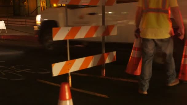 Рабочий ставит предупреждающие дорожные знаки — стоковое видео