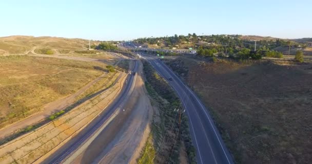 Snelweg in groene omgeving — Stockvideo