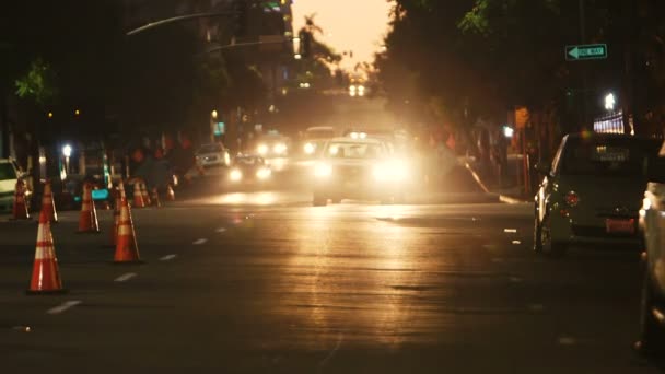 Oślepiające reflektory samochodów — Wideo stockowe