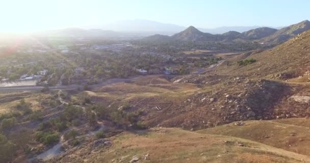 Estrada em área verde — Vídeo de Stock