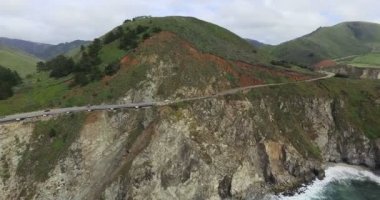 Big Sur boyunca yolda otomobil sürücüsü