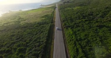 Big Sur boyunca yolda otomobil sürücüsü