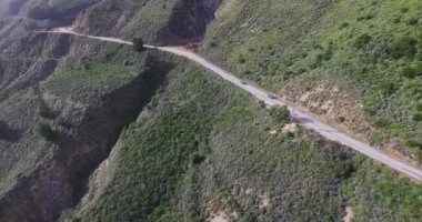 Big Sur boyunca yolda otomobil sürücüsü