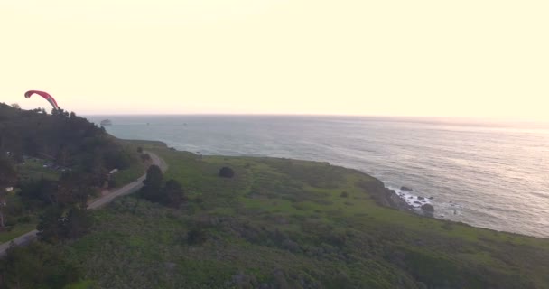 Muž paragliding nad lesy a kopce — Stock video