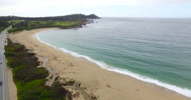 Coches en coche por carretera a lo largo de la Big Sur — Vídeo de stock