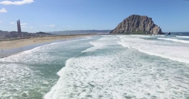 Oceaan golven breken op strand — Stockvideo