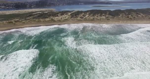 Vagues océaniques pause sur la plage — Video