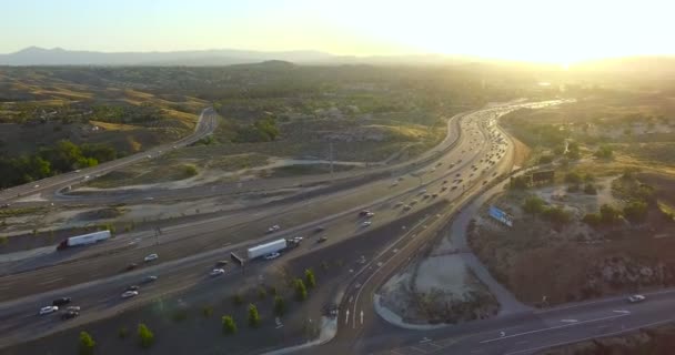 緑豊かなエリアの高速道路 — ストック動画