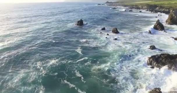 Ocean waves break of stone coastline — Stock Video