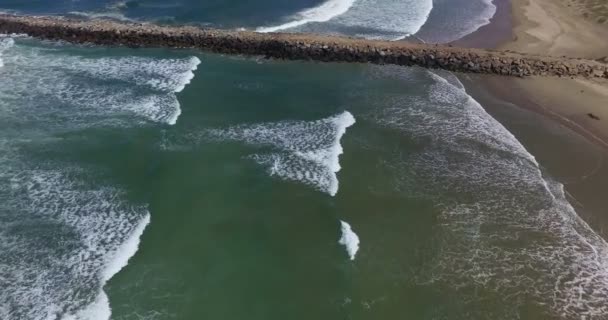 Ocean waves break on beach — стоковое видео