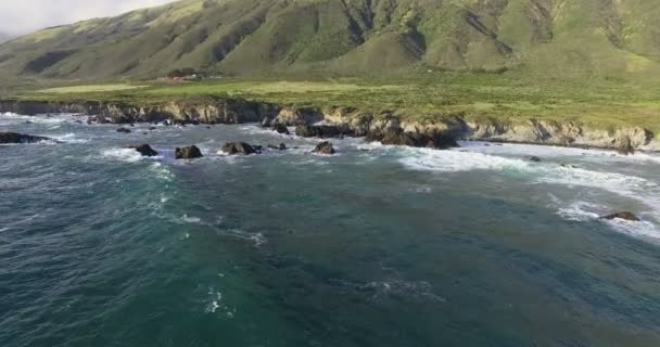 Vlny oceánu rozbít kamenné pobřeží — Stock video
