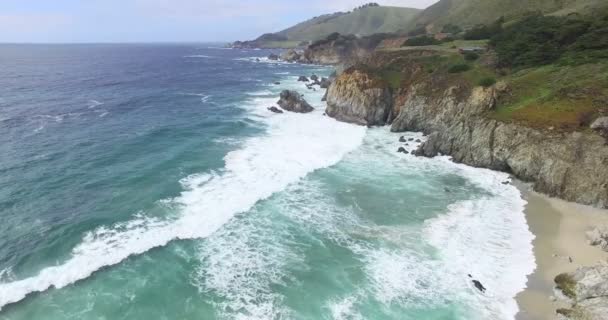Ocean waves break on beach — стоковое видео