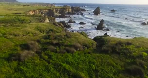 Vlny oceánu rozbít kamenné pobřeží — Stock video