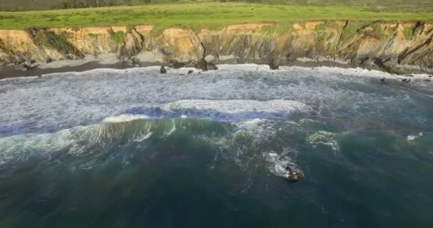 Sahilde okyanus dalgaları kırmak — Stok video