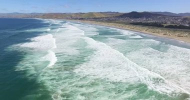 Sahilde okyanus dalgaları kırmak