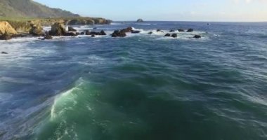 Okyanus dalgaları sonu taş kıyı şeridi 