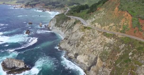 Coches en coche por carretera a lo largo de la Big Sur — Vídeo de stock